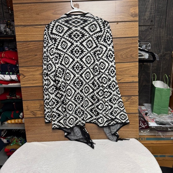 Chelsea & Theodore small Black and White Patterned Women's Sweater open front - Picture 4 of 7